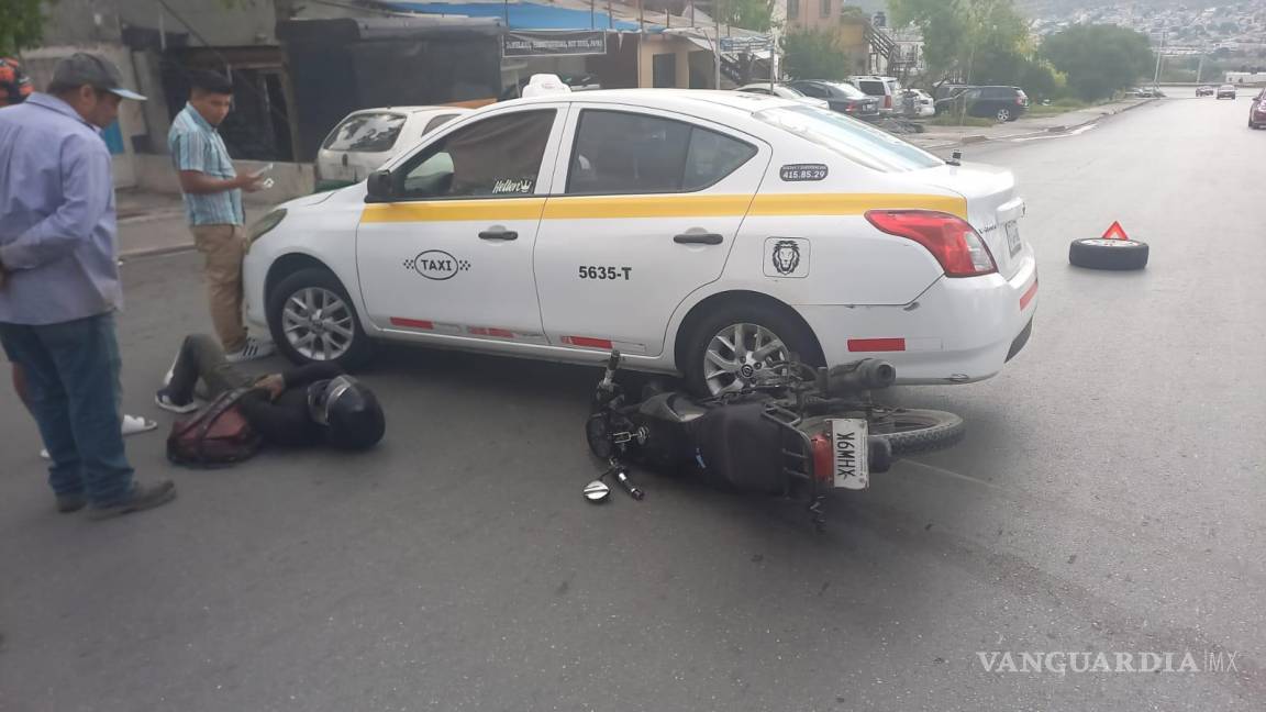 Motociclista por poco pierde la vida al ser atropellado por taxista en Periférico LEA en Saltillo