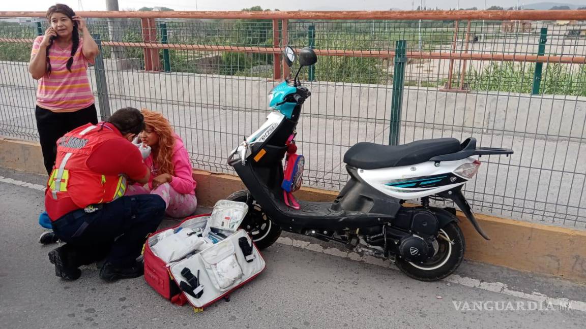 $!La conductora y su hijo de cinco años de edad resultaron con severos golpes que los mantuvo inmóvil.