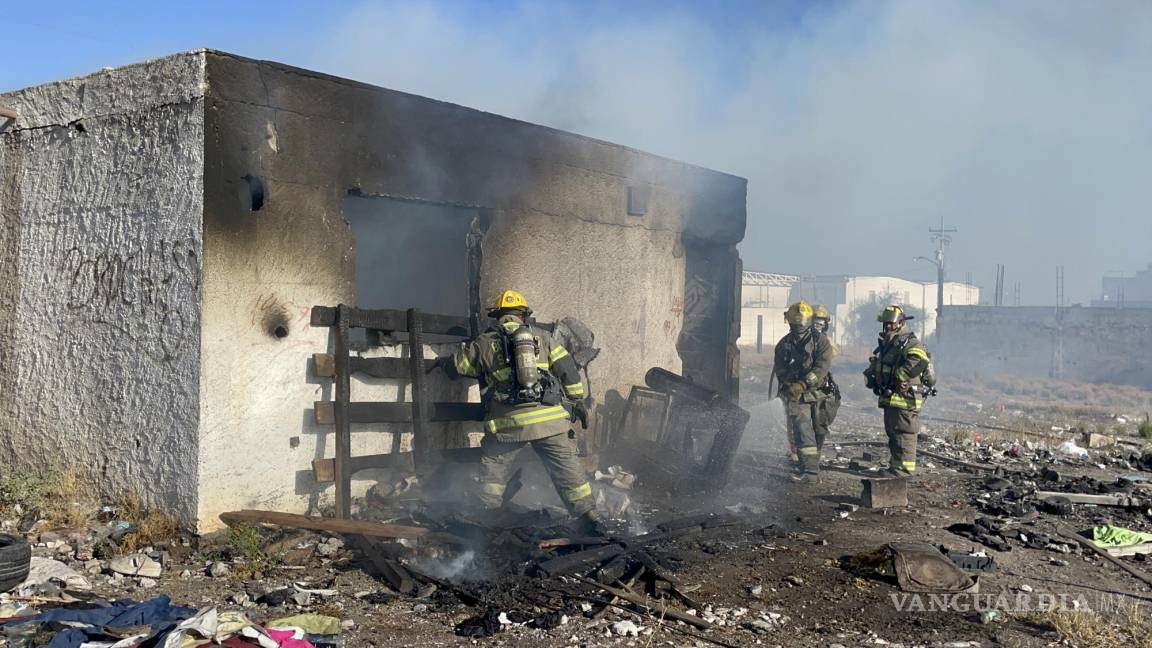 Bomberos controlan incendio en vieja construcción de la colonia Mirasierra de Saltillo