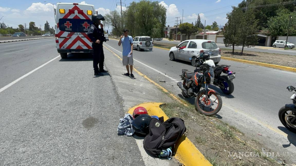 Caen al pavimento padre e hija porque una camioneta aventó su motocicleta