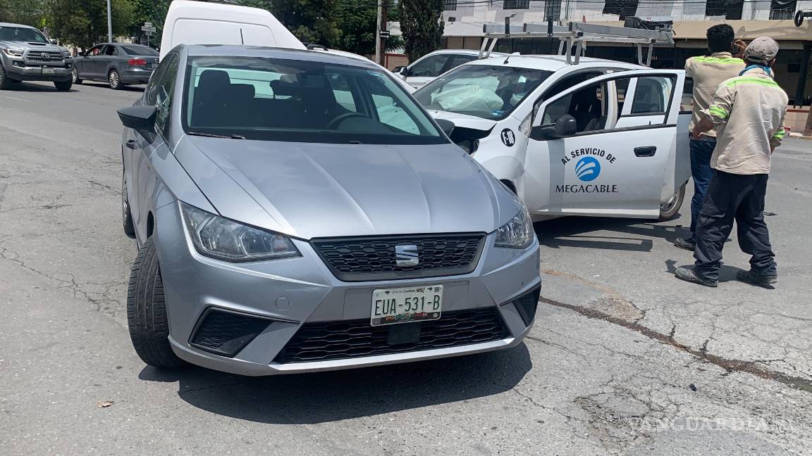 Por no tener precaución, provoca carambola de tres autos, en Saltillo