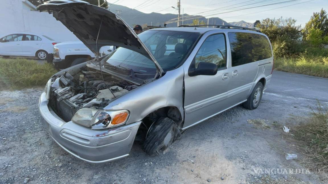 Choque deja dos vehículos dañados, los abandona... y son desvalijados al sur de Saltillo