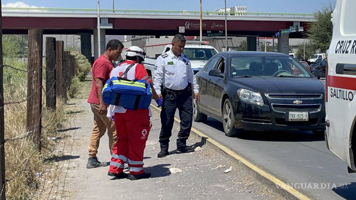 Sale vivo de milagro: motociclista es impactado por auto y se estrella contra vehículo al norte de Saltillo