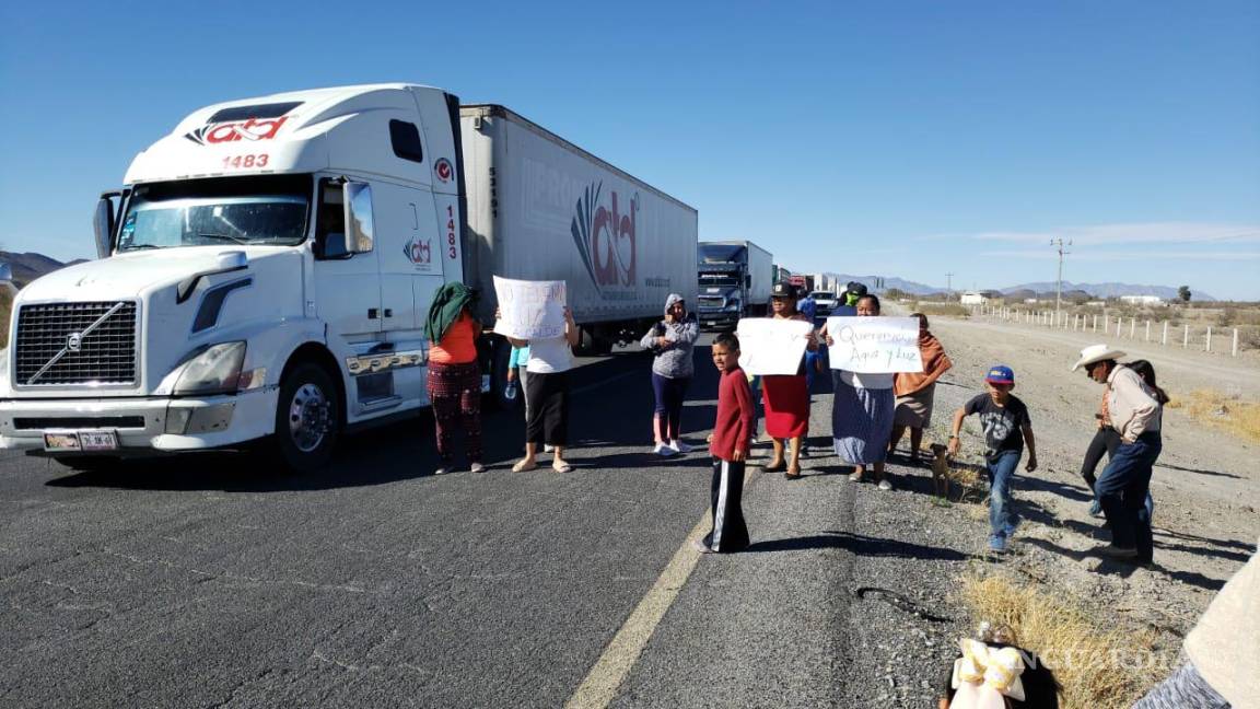 Bloquean ejidatarios carretera Torreón-Saltillo; exigen se restablezca servicios de luz y agua