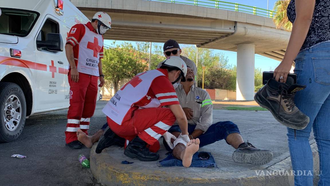 Saltillo: camioneta se pasa el rojo y choca a vehículo de Megacable; hay dos lesionados