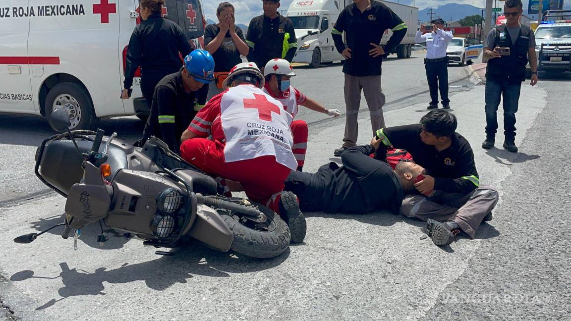 Saltillo: camión de valores arrolla a joven motociclista y lo deja fracturado