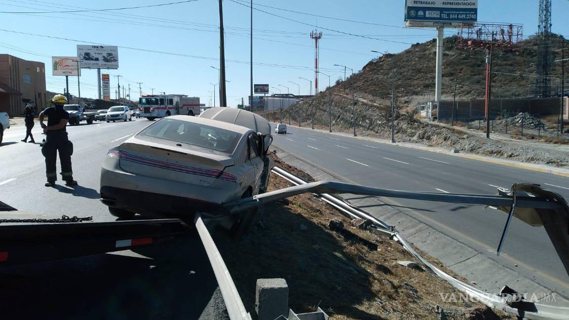 Mujer pierde el control y sufre accidente en carretera Sal-Mon; no se reportan heridos