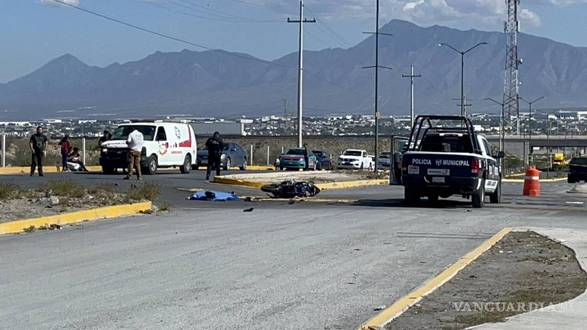 Muere motociclista al estrellarse contra transporte de personal en Ramos Arizpe; conductor huye