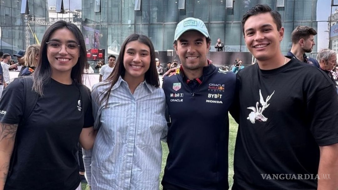 Ana Paula Vázquez, Angela Ruiz y Matías Grande posan junto a Checo Pérez previo al GP de México