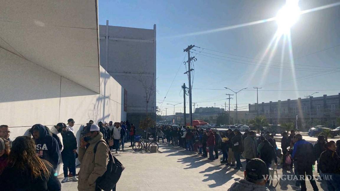 $!Algunos de los trabajadores que permanecieron en fila, manifestaron haber llegado poco antes de las 7:00 horas debido a que el portal web micuenta.infonavit.org.mx se saturó como resultado de la alta demanda que se tiene.