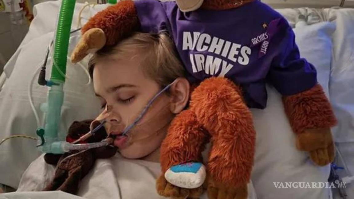 $!Fotografía de Archie en el hospital, en estado de coma desde el 7 de abril.