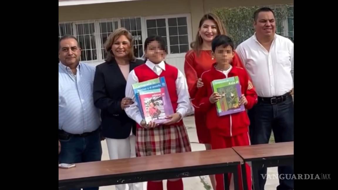 Realizan entrega de libros de texto a primarias en Sabinas