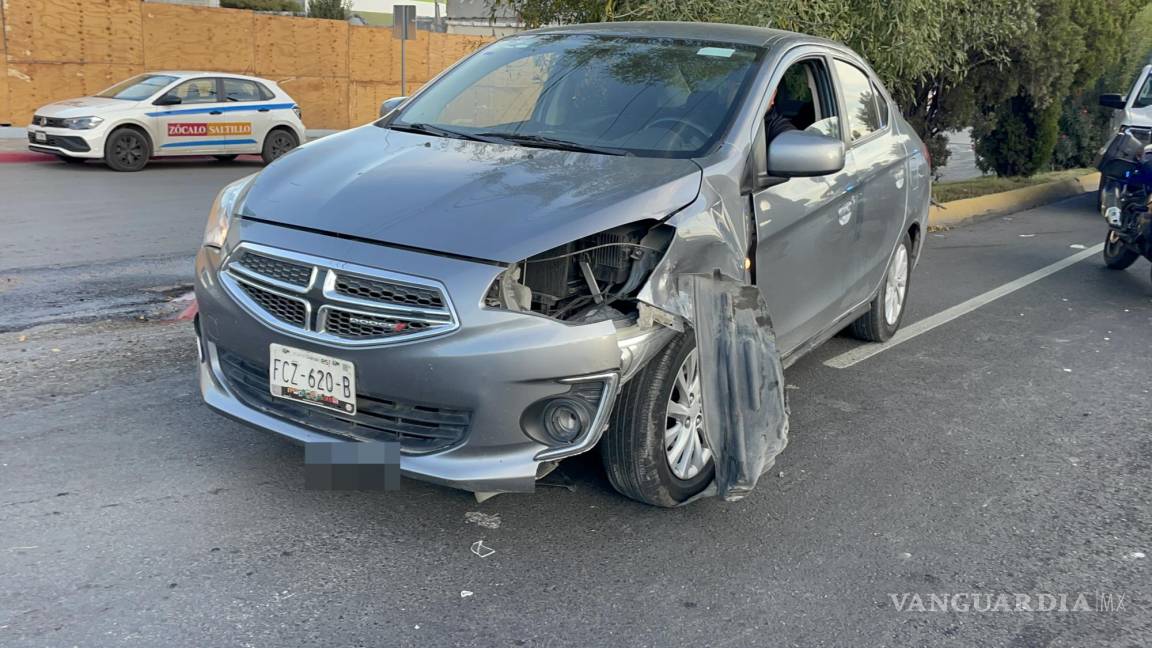 Imprudente automovilista cambia de carril sin precaución y origina accidente, al norte de Saltillo