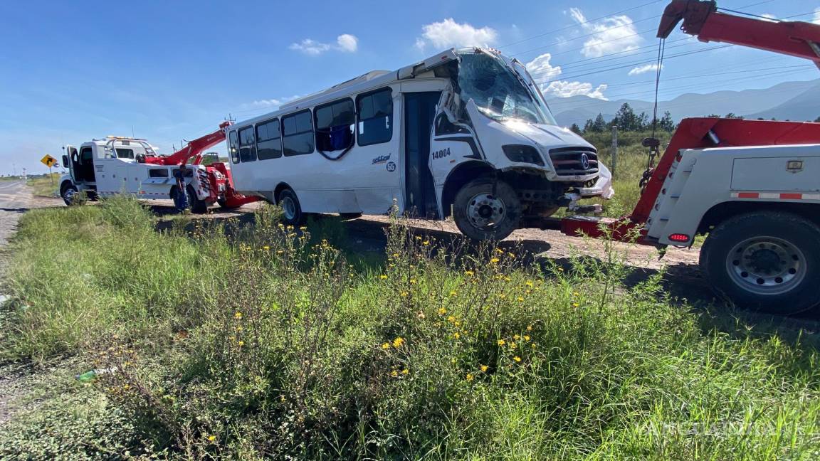 Conductor de transporte de personal dormita y provoca volcadura en carretera a Zacatecas