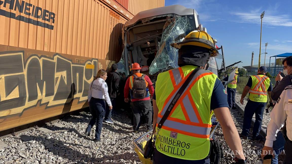 Saltillo: arrastra tren a camión de pasajeros de Ómnibus; hay ocho lesionados