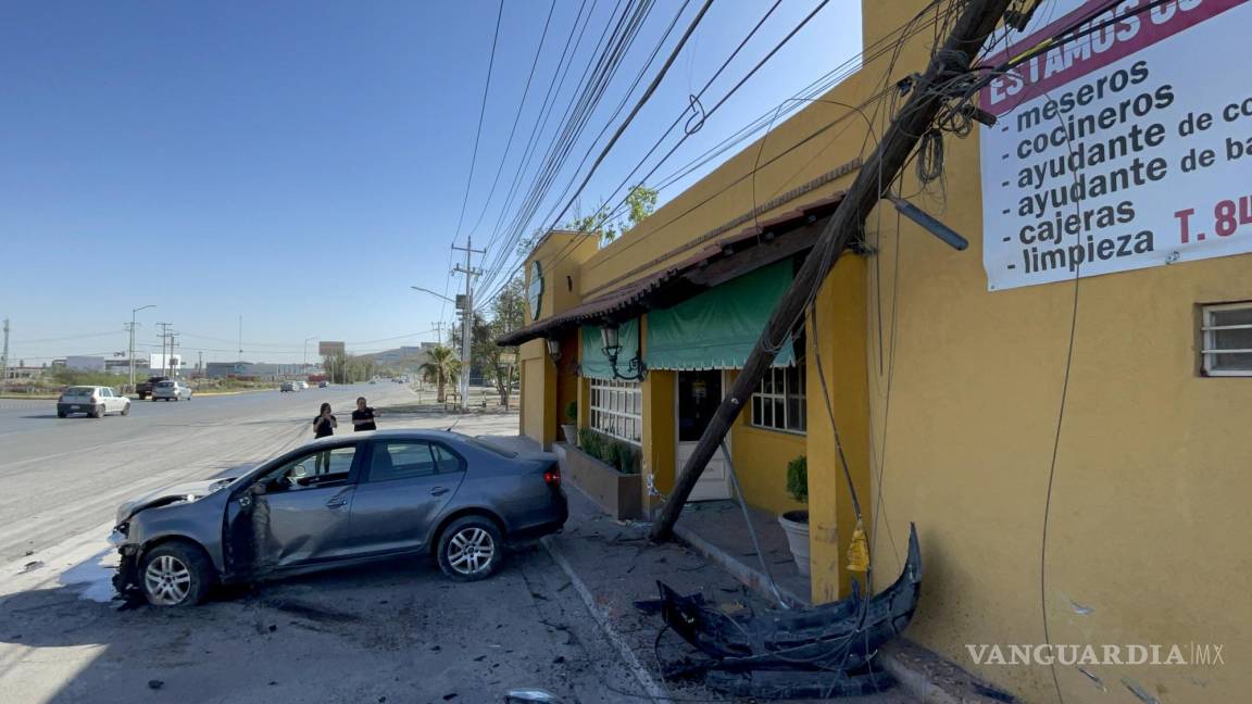 ‘Apenitas’ la libró; camión le da ‘cerrón’ y se impacta contra restaurante en la carretera Saltillo-Monterrey