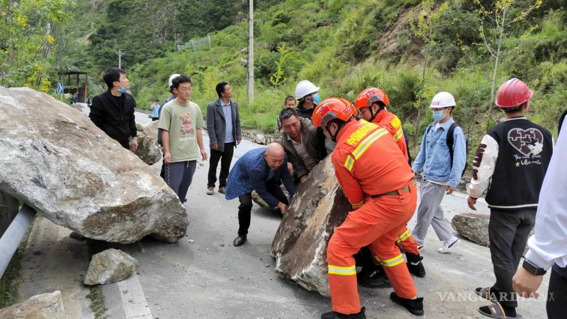 $!Rescatistas y lugareños quitan piedras de la carretera después de un terremoto en el condado de Luding, prefectura de Ganzi, provincia de Sichuan, China.