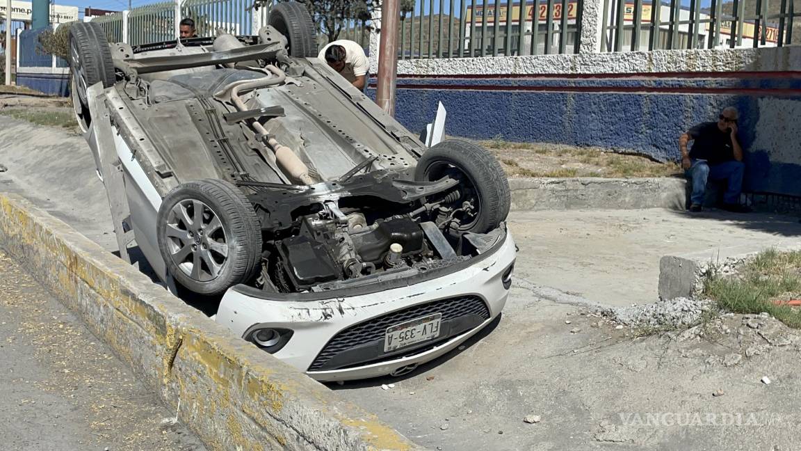 Se vuelca en la Monterrey-Saltillo, perdió el control por exceso de velocidad