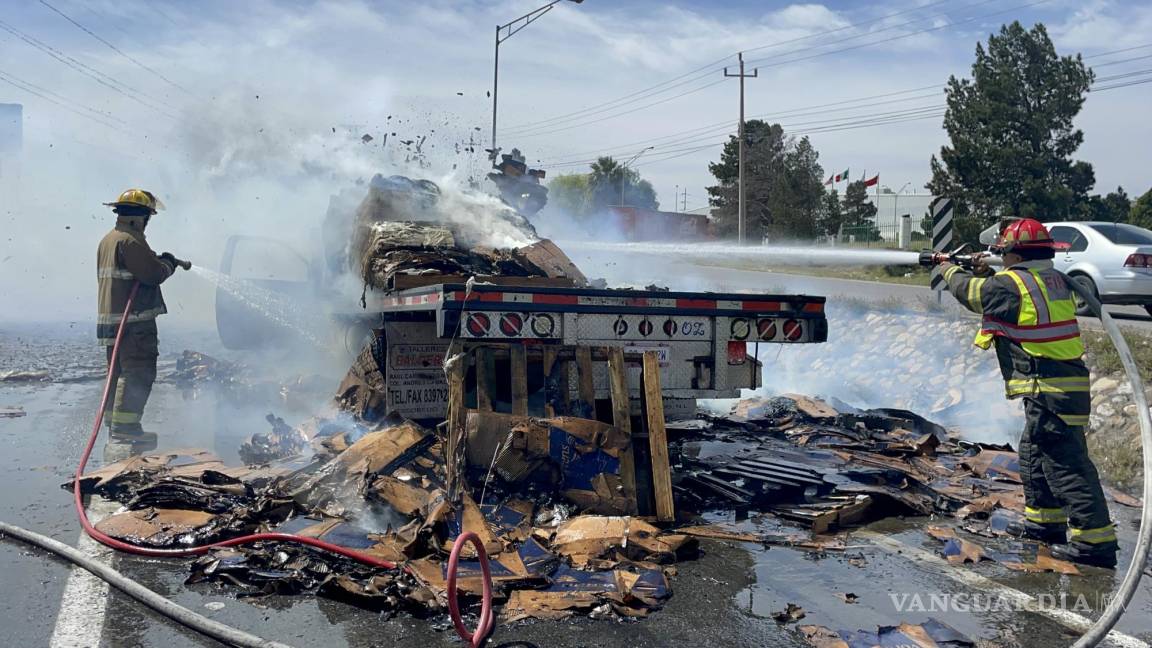 Incendio consume a camión con cartón en la Sal-Mon; conductor huye