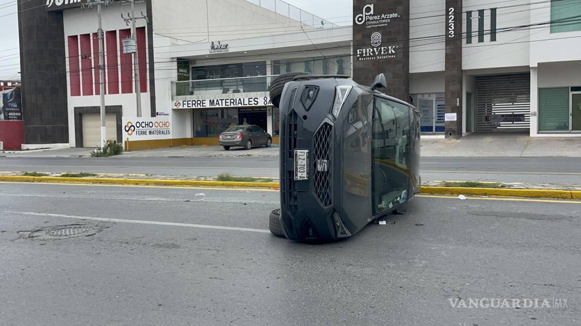 Imprudencia; joven quita derecho de vía a camioneta y provoca aparatoso accidente en bulevar de Saltillo