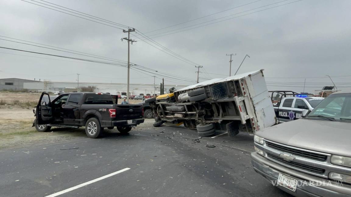 Lo impactan y vuelca al intentar dar vuelta en ‘U’ en lugar prohibido en cruce de bulevares de Saltillo