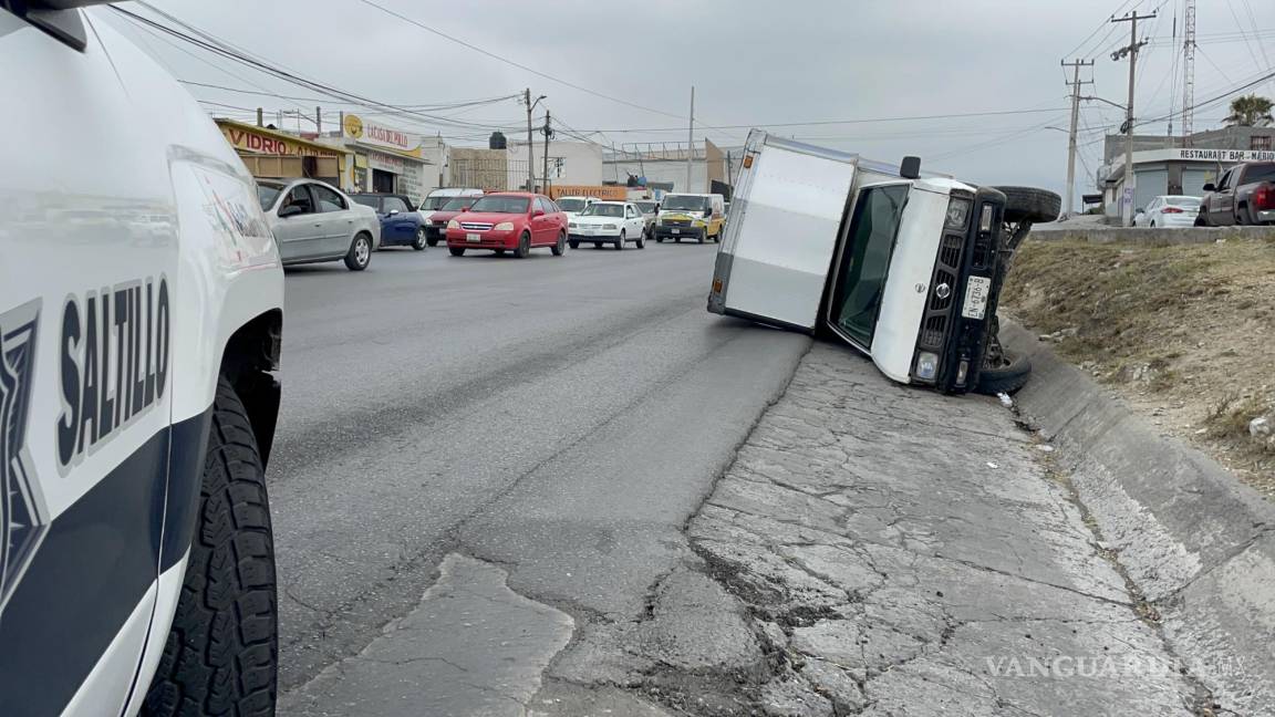 Se queda sin frenos y decide chocar para evitar accidente en Saltillo; camioneta queda volcada