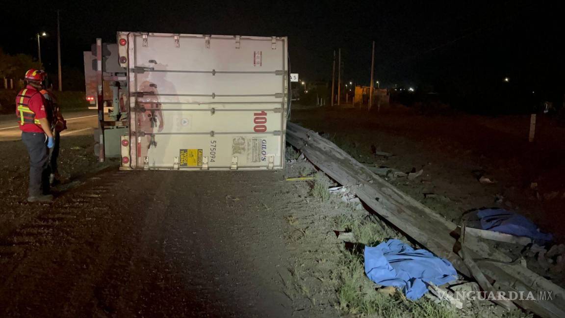 Trailero muere mutilado al volcar en la carretera libre Monterrey- Saltillo