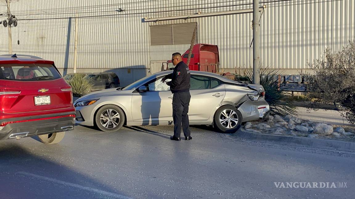 Intenta retornar sin precaución y terminó chocando contra camioneta, en Saltillo