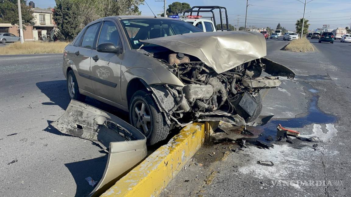 Conductor da vuelta en ‘U’ sin precaución y origina choque, al sur de Saltillo