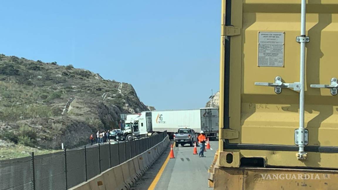 Choque en la autopista Saltillo-Monterrey mantiene paralizada la vía; reportan lesionado