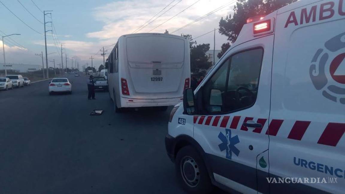 $!Tras el golpe el camión sufrió daños en su costado lateral derecho, terminando destruida parte de la lámina.