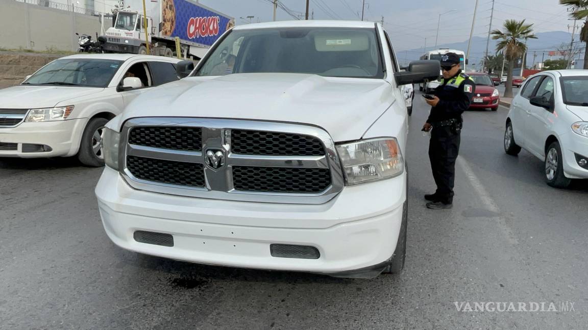 Se queda dormido al volante tras salir de un motel en Saltillo; causó caos vial en el periférico