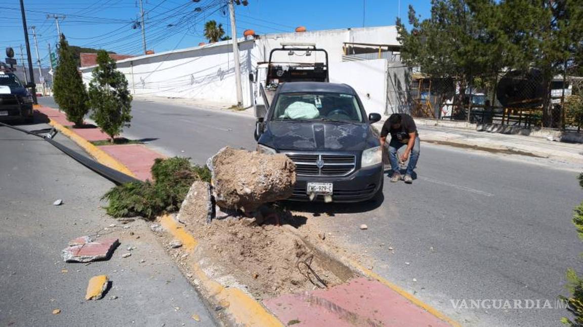 $!La unidad fue remolcada al corralón como garantía por los daños causados a la propiedad municipal.
