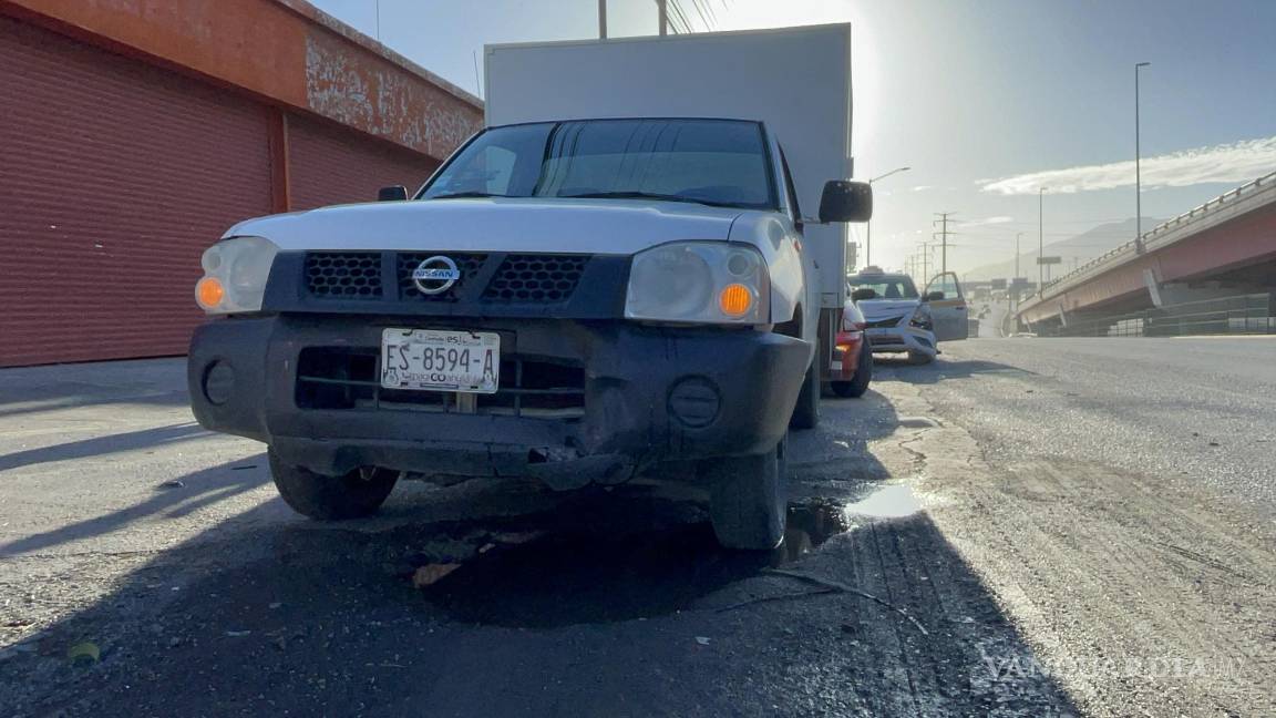 Auto presenta falla mecánica en pleno Fundadores de Saltillo; ocasiona carambola y una mujer embarazada termina lesionada