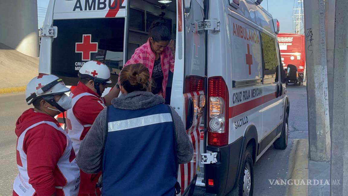 Desciende mujer de la ruta Express y cae de la unidad en Saltillo; resulta con golpes leves