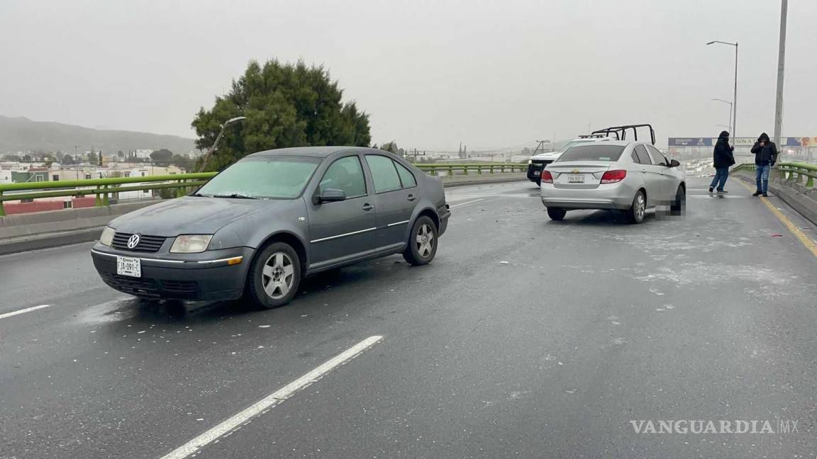 $!Un Chevrolet Aveo y un Volkswagen Jetta quedaron atravesados en dos carriles, desencadenando un segundo choque en Saltillo.