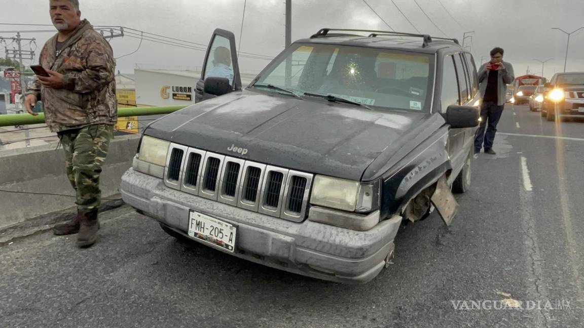 Saltillo: se le desprende llanta a camioneta y golpea a tres autos; ahora el conductor deberá pagar los daños