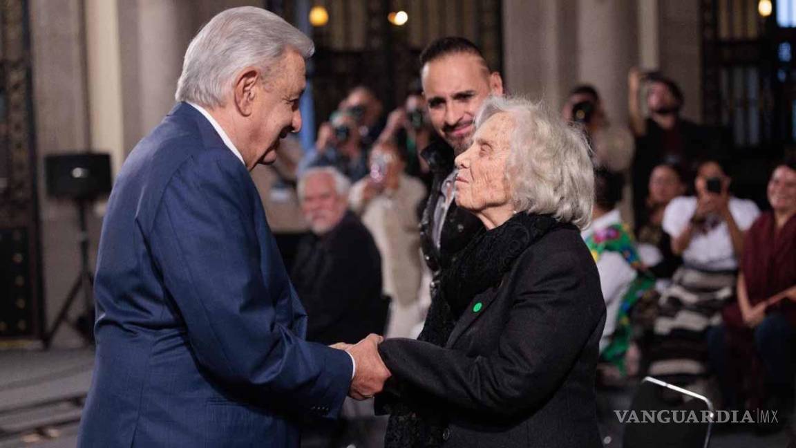 AMLO rompe el protocolo y abraza efusivamente a Elena Poniatowska en Palacio Nacional