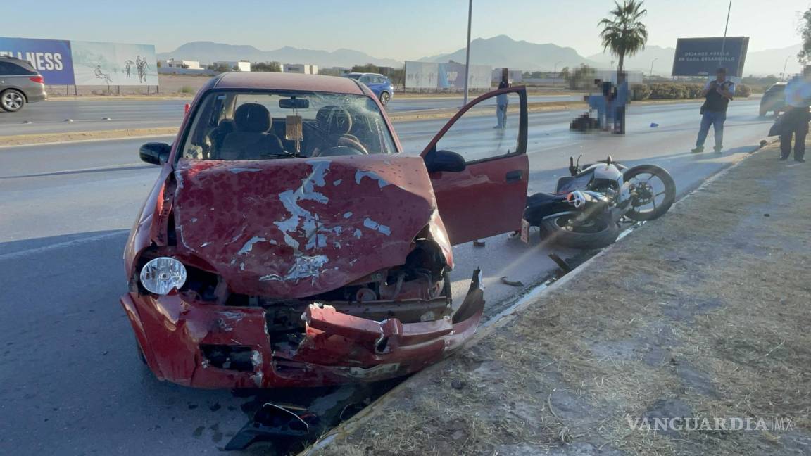 Choca, salta el camellón e impacta de frente a motociclista en Saltillo