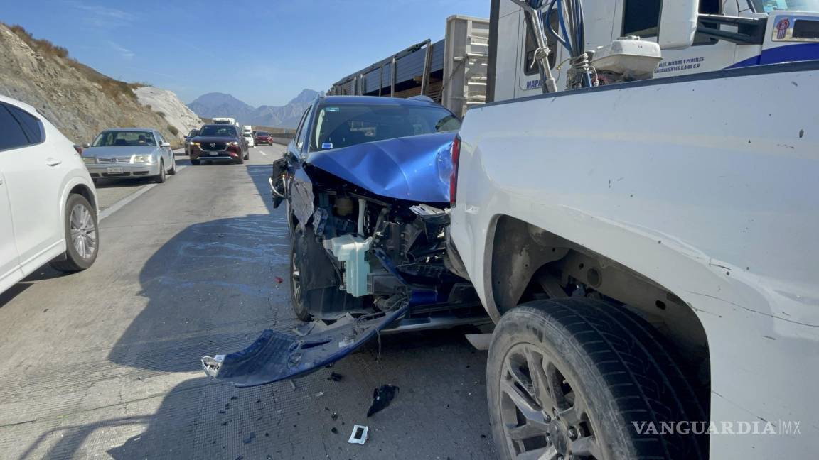 Transportista pierde el control choca contra camioneta y proyecta a otra en Libramiento Norponiente