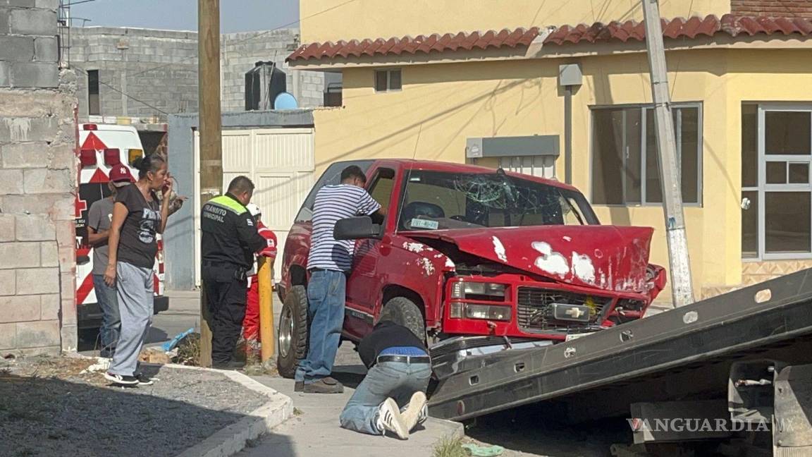Se estrella contra barda y abandona a su acompañante herido en la Saltillo 2000