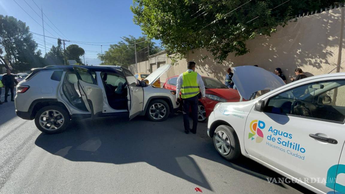 Joven protagoniza choque múltiple sin heridos en calles de la colonia República de Saltillo
