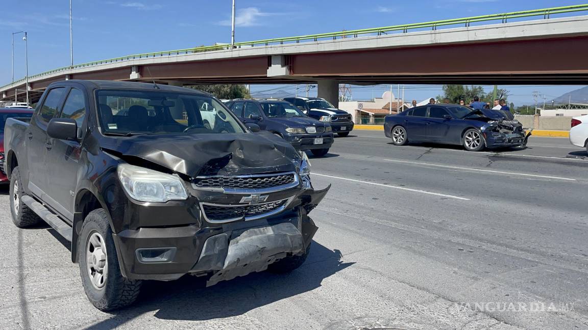 Saltillo: carambola de cuatro autos en pleno V. Carranza provoca caos vial