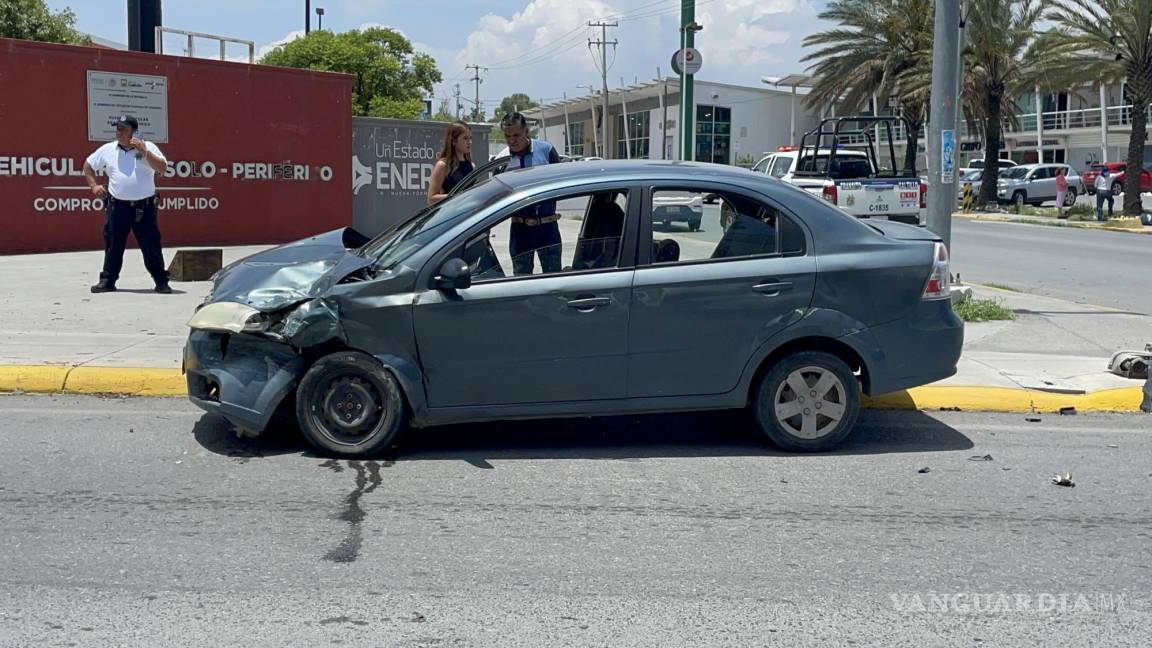 Se pasa semáforo en rojo y ocasiona accidente en Saltillo; mujer e hija resultan heridas