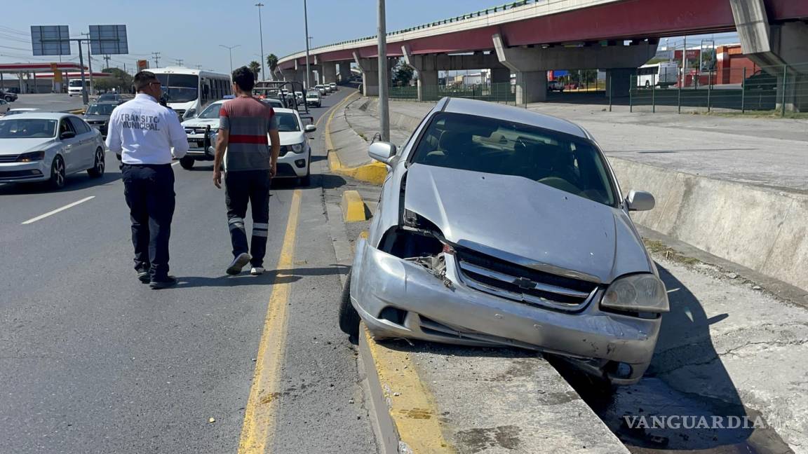 Presunto cerrón lo hace perder el control y se va directo al arroyo en Saltillo; cuneta ‘lo salva’