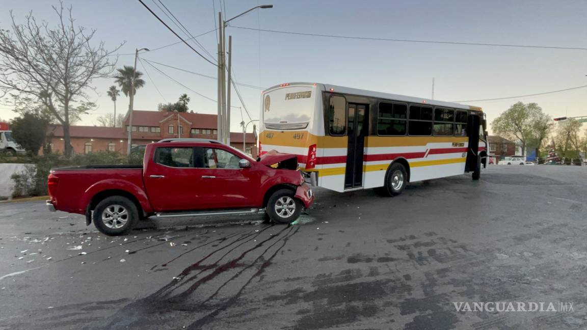 Se queda dormido al volante y choca contra transporte público en Saltillo