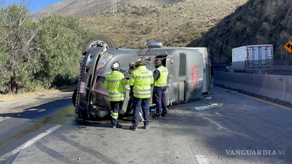 Exceso de velocidad provoca volcadura de tráiler en la carretera 57; operador sale ileso