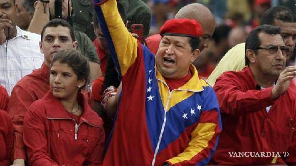 En manifestaciones contra Maduro, van cuatro estatuas de Hugo Chávez derribadas
