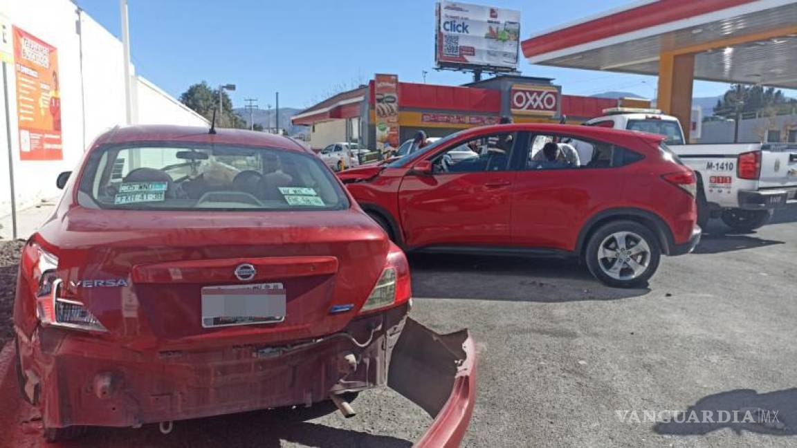 $!El automóvil se salió del camino y chocó contra la camioneta estacionada.