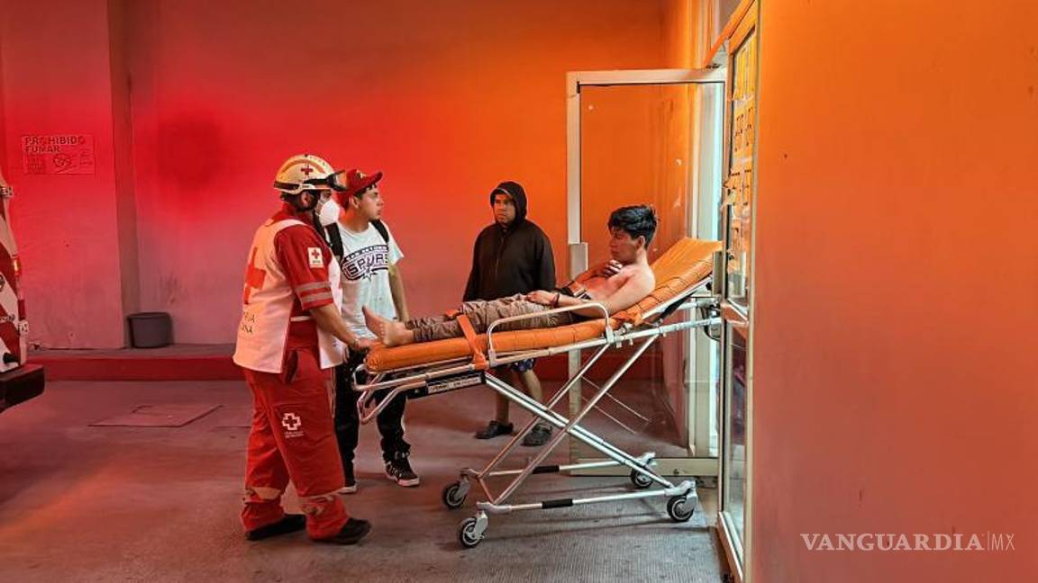 $!Hadami recibe atención médica en el Hospital General después de ser apuñalado en el pecho por un amigo.